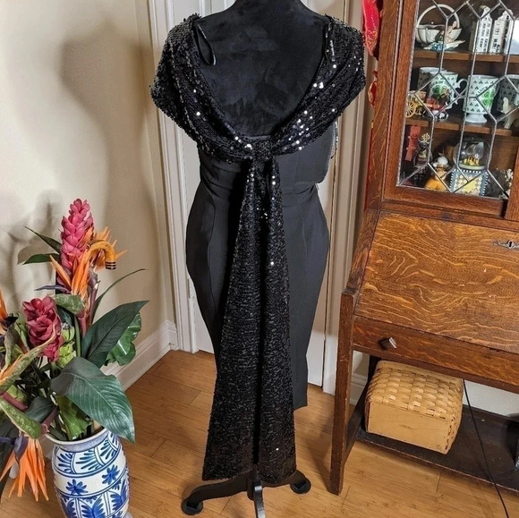 Moving Sale! 💘 Lavish Alice statement sequin bow midi dress in black - Picture 9 of 9